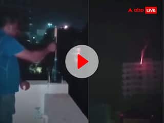 Funny Video: अपने छत से शख्स ने रॉकेट में लगाई आग, पड़ोसी के घर में घुसकर हो गया ब्लास्ट, वीडियो देख नहीं रुकेगी हंसी