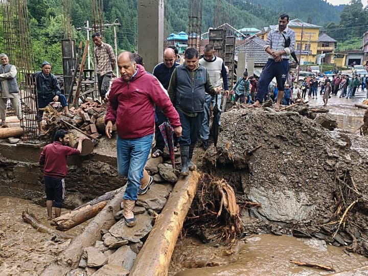 हिमाचल के कसोल में करीब 2000 टूरिस्ट के फंसे होने की जानकारी, जिसमें 40 विदेशी हैं.