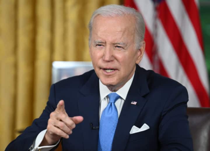 US president Joe Biden calls Ukraine president Volodymyr Zelenskyy Vladimir putin at NATO video viral Watch: गलती से जेलेंस्की को व्लादिमीर पुतिन बता बैठे जो बाइडेन, वीडियो वायरल