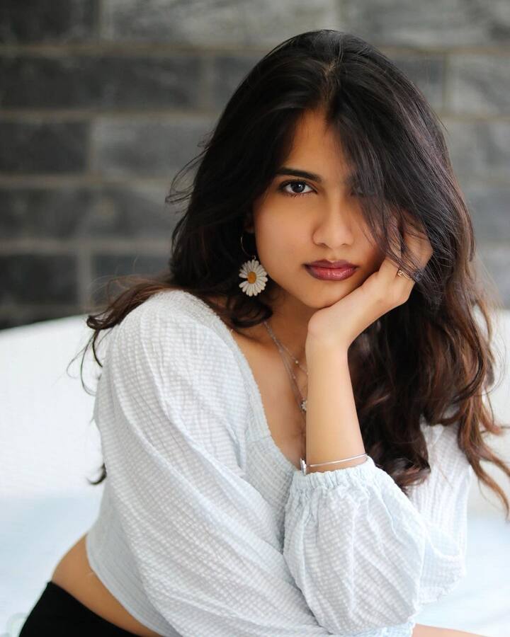 సోషల్ మీడియా ద్వారా బాగా పాపులర్ అయ్యింది వర్మిణి వర్మ. Photo Credit: Varshinne Varma/Instagram