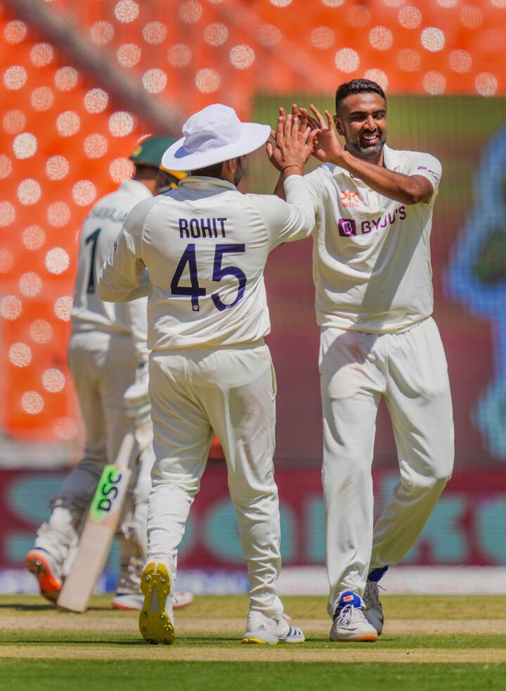 টেস্টে ক্রিকেটের মঞ্চে ২০১১ সালের রবিচন্দ্রন অশ্বিন প্রথমবার শিবনারায়ণ চন্দ্রপলের উইকেট পেয়েছিলেন। যারপর একাধিকবার সিনিয়র চন্দ্রপল হয়েছেন অ্যাশের ভেলকির শিকার।