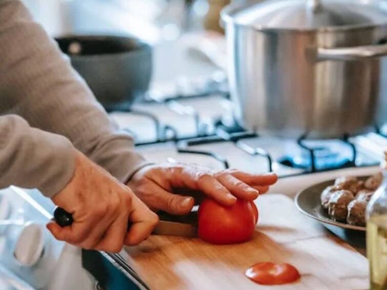 Tomato Price Madhya Pradesh man uses tomatoes to cook without asking wife, she leaves home Tomato Price: కాపురాన్ని కూల్చిన రెండు టమాటాలు, భర్తపై అలిగి వెళ్లిపోయిన భార్య