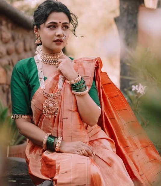 अभिनेत्री प्रार्थना बेहेरे आपल्या निखळ सौंदर्याने आणि दिलखुलास हास्याने लाखो मराठी रसिकांच्या हृदयावर राज्य करते.