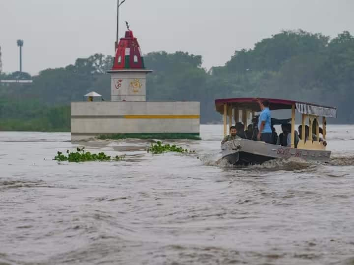 હિમાચલ પ્રદેશમાં વરસાદ પછી આવેલા પૂરે દેશમાં સૌથી વધુ તબાહી મચાવી છે.