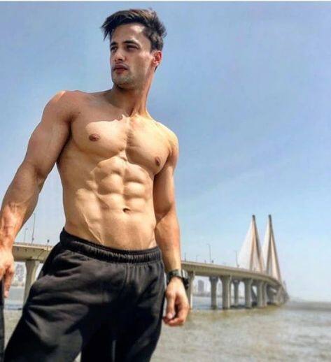 ਆਸਿਮ ਰਿਆਜ਼ ਨੂੰ ਅਸਲੀ ਪਛਾਣ 'ਬਿੱਗ ਬੌਸ' ਦੇ 13ਵੇਂ ਸੀਜ਼ਨ ਤੋਂ ਮਿਲੀ। ਅਸਲ 'ਚ ਇਸ ਸੀਜ਼ਨ 'ਚ ਉਸ ਦੇ ਬਿਹਤਰੀਨ ਸਟੰਟ ਦੇਖਣ ਨੂੰ ਮਿਲੇ, ਜਿਸ ਕਾਰਨ ਉਸ ਨੇ ਫਾਈਨਲ 'ਚ ਜਗ੍ਹਾ ਬਣਾਈ।