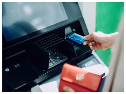 ATM Scam: ব্যাঙ্কের সঙ্গে থাকা এটিএম কাউন্টার থেকে টাকা তোলার চেষ্টা করুন। সমস্যায় পড়লে ব্যাঙ্কের লোকের থেকে সাহায্য নিন। টাকা তোলা হয়ে গেলে ক্যানসেল বাটন ব্যবহার করে তবেই এটিএম কাউন্টার ছেড়ে বেরোন।
