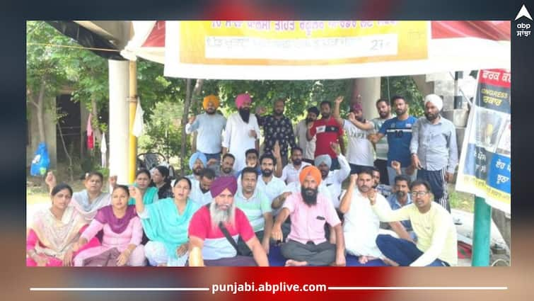 First the scorching heat and now the fury of the monsoon rains! Government sitting forgotten for 8736 raw teachers for a month ਪਹਿਲਾਂ ਕੜਾਕੇ ਦੀ ਗਰਮੀ ਤੇ ਹੁਣ ਮੌਨਸੂਨ ਦੀ ਬਾਰਸ਼ ਦਾ ਕਹਿਰ! ਮਹੀਨੇ ਤੋਂ ਡਟੇ 8736 ਕੱਚੇ ਅਧਿਆਪਕਾਂ ਨੂੰ ਭੁੱਲੀ ਬੈਠੀ ਸਰਕਾਰ