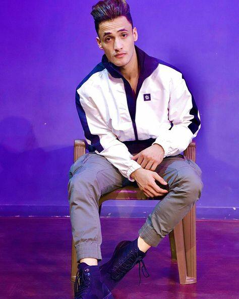 ਦੱਸ ਦਈਏ ਕਿ ਮਾਡਲਿੰਗ ਦੌਰਾਨ ਉਹ ਸੋਸ਼ਲ ਮੀਡੀਆ 'ਤੇ ਵੀ ਕਾਫੀ ਐਕਟਿਵ ਰਹਿੰਦਾ ਸੀ, ਜਿਸ ਕਾਰਨ ਉਸ ਦੀ ਫੈਨ ਫਾਲੋਇੰਗ ਵਧਣ ਲੱਗੀ ਸੀ।