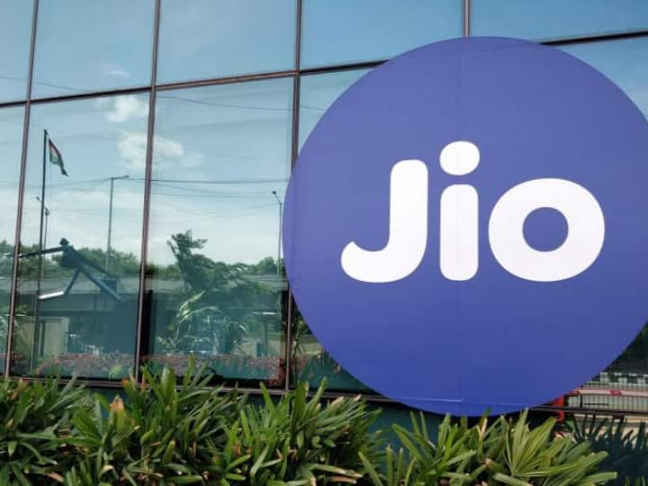 जियो का सबसे सस्ता मंथली प्लान 259 रुपये का है. इसमें आपको एक महीने के लिए हर दिन 1.5GB इंटरनेट, 100 एमएमएस और अनलिमिटेड कॉलिंग का लाभ मिलता है. इसके अलावा कंपनी जियो सिनेमा, जियो टीवी और जियो क्लाउड का सब्सक्रिप्शन भी देती है. ध्यान दें, हमने तीनो ही कंपनियों के मंथली प्लान को लिया है न कि 28 दिन या इससे कम दिन वाले प्लान्स को.