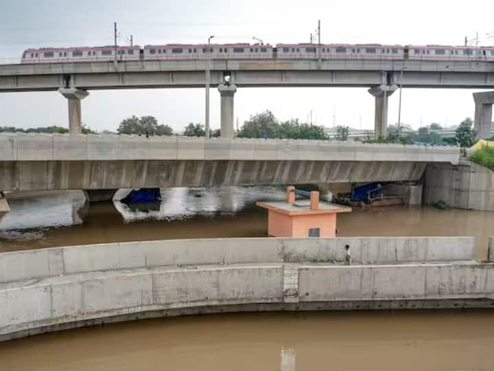 Delhi Yamuna Bazar to GT Karnal Road flooded with water see in videos what is condition of Delhi? Delhi Flood Alert: CM आवास, यमुना बाजार से GT रोड तक पानी ही पानी, लगातार बढ़ रहा यमुना का जल स्तर, Videos में देखें क्या है दिल्ली का हाल?