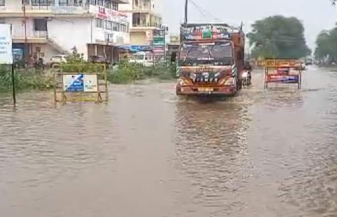 Vadodara: Two-and-a-half inches of rain fell in monsoon, waterlogging in low-lying areas Vadodara: કરજણમાં બે કલાકમાં અઢી ઇંચ વરસાદ ખાબક્યો, નીચાણવાળા વિસ્તારમાં ભરાયા પાણી