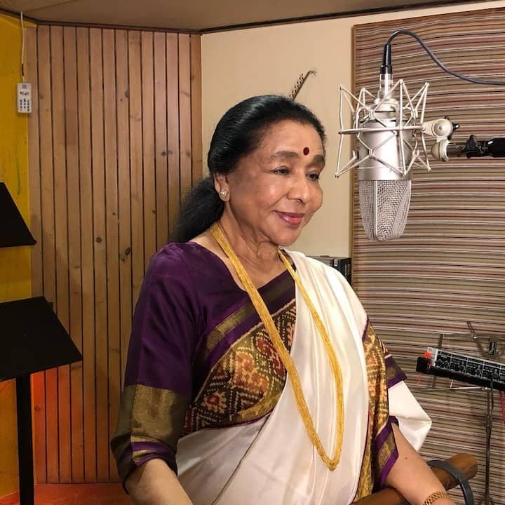 এই তালিকায় আছে প্রখ্য়াত গায়িকা আশা ভোঁসলের নাম।  ভারতের জনপ্রিয়তম গায়িকাদের মধ্যে তিনি অবশ্য়ই অন্য়তম। ১৯৪৩ সাল থেকে আরম্ভ করে তিনি ষাট বছরেরও বেশি সময় ধরে গান গেয়ে চলেছেন। তিনি তাঁর সঙ্গীত জীবনে মোট ৯২৫টিরও বেশি সিনেমায় গান গেয়েছেন।