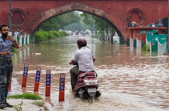 दिल्लीचा लाल किल्ला देखील पाण्याखाली गेलाय.