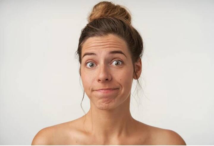 अपनी त्वचा को साफ करना हेल्दी और साफ स्किन की ओर पहला कदम है. ऐसे जेंटल क्लींजर का चयन करें जो जरूरी तेलों को न छीने और त्वचा के प्राकृतिक पीएच संतुलन को बनाए रखे.ऐसे में आप हयालूरोनिक एसिड या सेरामाइड्स जैसे इंग्रीडिएंट्स की तलाश करें जो नमी बनाए रखने में मदद करे. डर्ट को दूर करने के लिए अपने चेहरे को दिन में दो बार जरूर साफ करें.