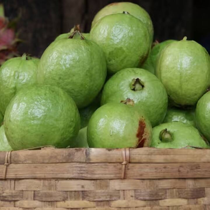 পেয়ারাও এমনই একটি ফল, যার শক্তি লুকিয়ে আছে এর খোসার মধ্যে। ভিটামিন ও মিনারেলের পাশাপাশি অ্যান্টিঅক্সিডেন্ট এবং ফাইবার ভাল পরিমাণে পাওয়া যায় পেয়ারায়। সেজন্য এটি খোসা ছাড়িয়ে খাওয়া উচিত নয়।