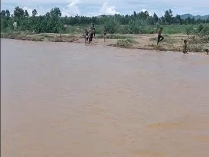 Uttarakhand Flood Ganga river overflow in Laksar of Haridwar water in villagers rescue operation by SDRF continues ANN Uttarakhand Flood: हरिद्वार के लक्सर में आई बाढ़, कई गांवों में घुसा गंगा का पानी, प्रभावितों तक ऐसे पहुंचाई जा रही मदद