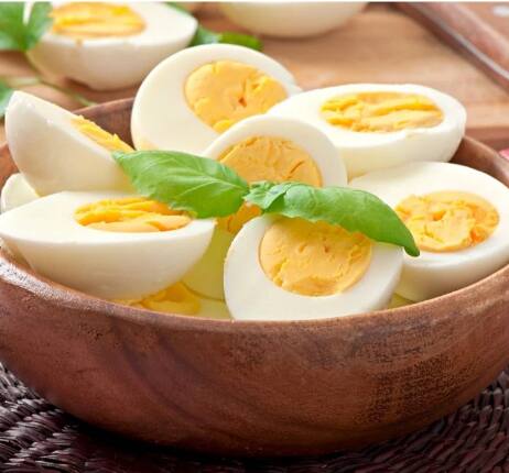 ਇਹ ਮਾਸਪੇਸ਼ੀਆਂ ਦੇ ਰੱਖ-ਰਖਾਅ, ਸਿਹਤ ਅਤੇ ਇਮਿਊਨ ਸਿਸਟਮ ਨੂੰ ਕਾਫੀ ਹੱਦ ਤੱਕ ਪ੍ਰਭਾਵਿਤ ਕਰ ਸਕਦਾ ਹੈ। ਦੂਜੇ ਪਾਸੇ ਜੇ ਕਿਸੇ ਵਿਅਕਤੀ ਨੂੰ ਰੋਜ਼ਾਨਾ ਅੰਡੇ ਖਾਣ ਦੀ ਆਦਤ ਹੈ ਅਤੇ ਉਸ ਨੇ ਛੱਡ ਦਿੱਤਾ ਹੈ ਤਾਂ ਉਸ ਨੂੰ ਖਾਣਾ ਖਾਣ ਤੋਂ ਬਾਅਦ ਵੀ ਸੰਤੁਸ਼ਟੀ ਨਹੀਂ ਮਿਲਦੀ। ਉਸ ਨੂੰ ਲੱਗੇਗਾ ਕਿ ਉਸ ਨੇ ਕੁਝ ਨਹੀਂ ਖਾਧਾ। ਕਿਉਂਕਿ ਅੰਡੇ 'ਚ ਕਾਫੀ ਮਾਤਰਾ 'ਚ ਪ੍ਰੋਟੀਨ ਹੁੰਦਾ ਹੈ, ਜਿਸ ਕਾਰਨ ਇਸ ਨੂੰ ਖਾਣ ਤੋਂ ਬਾਅਦ ਪੇਟ ਭਰਿਆ ਹੋਇਆ ਮਹਿਸੂਸ ਹੁੰਦਾ ਹੈ। ਜੇਕਰ ਤੁਸੀਂ ਅਚਾਨਕ ਆਂਡੇ ਛੱਡ ਦਿੰਦੇ ਹੋ ਤਾਂ ਕੋਲੈਸਟ੍ਰਾਲ ਦਾ ਪੱਧਰ ਵੀ ਅੱਪ-ਡਾਊਨ ਹੋ ਸਕਦਾ ਹੈ, ਕਿਉਂਕਿ ਆਂਡੇ ਦੀ ਖੁਰਾਕ ਵਿੱਚ ਸੰਤੁਲਿਤ ਕੋਲੈਸਟ੍ਰੋਲ ਹੁੰਦਾ ਹੈ, ਹਾਲਾਂਕਿ ਖੂਨ ਵਿੱਚ ਕੋਲੈਸਟ੍ਰਾਲ 'ਤੇ ਇਸਦਾ ਪ੍ਰਭਾਵ ਵਿਅਕਤੀ ਤੋਂ ਵਿਅਕਤੀ 'ਤੇ ਨਿਰਭਰ ਕਰਦਾ ਹੈ।