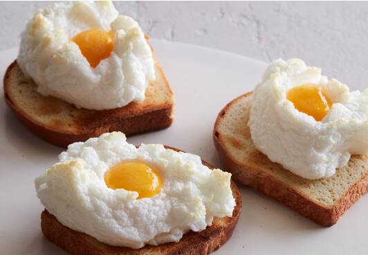 ਇੱਕ ਵੱਡਾ ਆਂਡੇ 6 ਗ੍ਰਾਮ ਪ੍ਰੋਟੀਨ ਪ੍ਰਦਾਨ ਕਰਦਾ ਹੈ ਅਤੇ ਇੱਕ ਉੱਚ-ਗੁਣਵੱਤਾ ਪ੍ਰੋਟੀਨ ਮੰਨਿਆ ਜਾਂਦਾ ਹੈ ਕਿਉਂਕਿ ਇਸ ਵਿੱਚ ਤੁਹਾਡੇ ਸਰੀਰ ਨੂੰ ਰੋਜ਼ਾਨਾ ਲੋੜੀਂਦੇ ਸਾਰੇ ਜ਼ਰੂਰੀ ਅਮੀਨੋ ਐਸਿਡ ਹੁੰਦੇ ਹਨ।