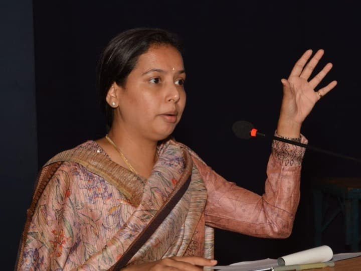 Maharashtra Cabinet portfolio Aditi Tatkare first woman minister in Eknath Shinde government Maharashtra: अजित पवार गुट के नेताओं को मिला विभाग, शिंदे सरकार की पहली महिला कैबिनेट मंत्री को जानें