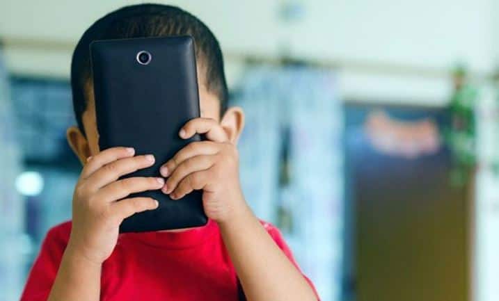 Parenting Tips: What is the right age to give mobile phones to children know here બાળકોને મોબાઈલ ફોન આપવાની યોગ્ય ઉંમર કઈ, જાણી લો, ક્યાંક લાડ પ્યારમાં બગડી ન જાય તમારું બાળક