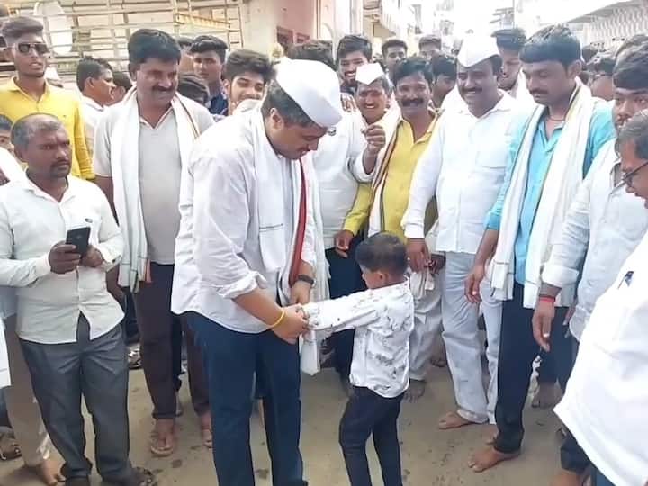 रोहित पवारांनी लहानग्यांसोबत फुगडी देखील खेळली.