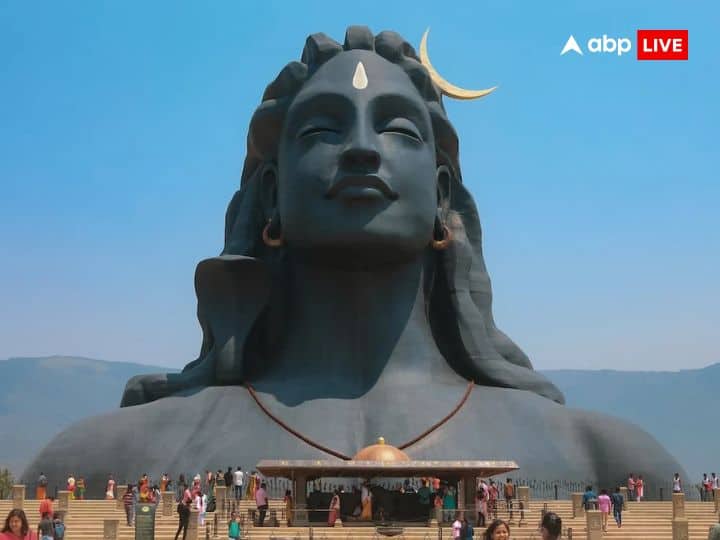 इस विष को उन्होंने गले में ही पकड़कर रखा. इस कारण शिव जी का गला नीला पड़ गया और तभी से उन्हें नीलकंठ कहा जाने लगा, जिसका अर्थ है नीले गले वाला.