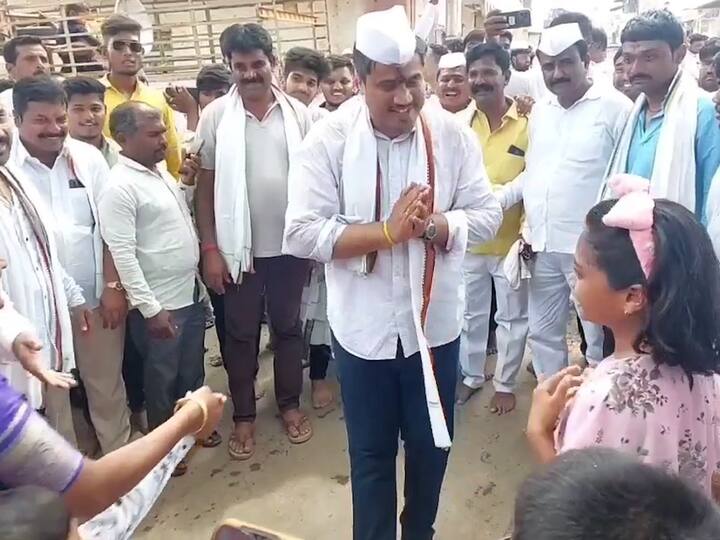 राज्याचे महसूल मंत्री राधाकृष्ण विखे पाटील यांच्या पत्नी, माजी जिल्हा परिषद अध्यक्ष शालिनी विखे यांच्याशी बातचीत देखील केली.