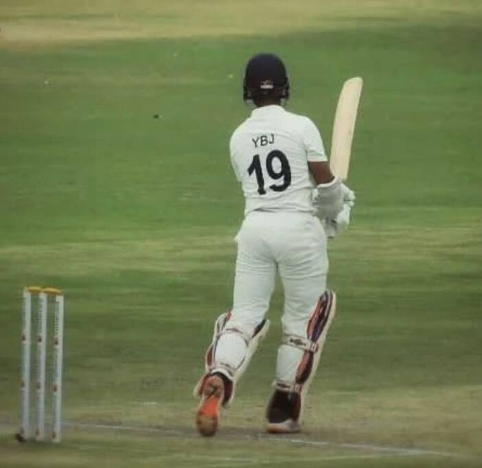 இரண்டாம் நாளான நேற்று இருவரும் சதம் அடித்து அசத்தினார். பின்னர் ரோஹித் ஷர்மா 103 ரன்களுக்கு ஆட்டமிழந்தார்.