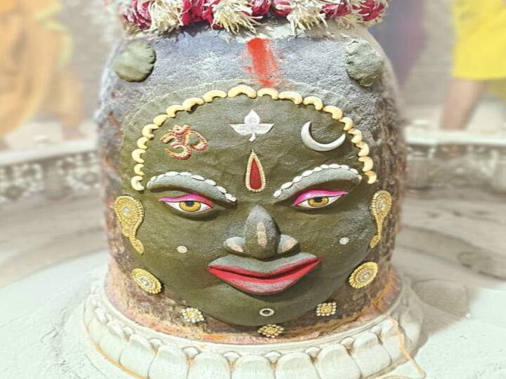 Chandrayaan 3: चंद्रयान की सफलता के लिए महाकाल के दरबार में पूजा, पंडितों ने अभिषेक कर इसरो चीफ को दिया आशीर्वाद Chandrayaan 3 Launch Prayers in Mahakaleshwar Temple Ujjain for Successful Launch of Chandrayaan blessed ISRO chief ann Chandrayaan 3: चंद्रयान की सफलता के लिए महाकाल के दरबार में पूजा, पंडितों ने अभिषेक कर इसरो चीफ को दिया आशीर्वाद