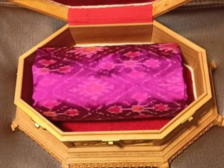 वहीं, पीएम मोदी ने फ्रांस के राष्ट्रपति मैक्रों की पत्नी और प्रथम महिला ब्रिगिट मैक्रों को सैंडलवुड बॉक्स में सिल्क साड़ी भी दी. समाचार एजेंसी एएनआई के मुताबिक, ये साड़ी भारत के तेलंगाना के पोचमपल्ली शहर का पोचमपल्ली रेशम इकत कपड़ा, भारत की समृद्ध कपड़ा विरासत का एक मंत्रमुग्ध कर देने वाला प्रमाण है. अपने जटिल डिजाइनों और जीवंत रंगों के लिए प्रसिद्ध, पोचमपल्ली रेशम इकत साड़ी भारत की सुंदरता, शिल्प कौशल और सांस्कृतिक विरासत को समाहित करती है, जो इसे वस्त्रों की दुनिया में एक सच्चा खजाना बनाती है.