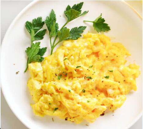 ਆਂਡੇ ਵਿੱਚ ਬਹੁਤ ਸਾਰੇ ਪੌਸ਼ਟਿਕ ਤੱਤ ਹੁੰਦੇ ਹਨ। ਉਹਨਾਂ ਵਿੱਚ ਤੁਹਾਨੂੰ ਲੋੜੀਂਦੇ ਲਗਭਗ ਹਰ ਪੌਸ਼ਟਿਕ ਤੱਤ ਦੀ ਥੋੜ੍ਹੀ ਮਾਤਰਾ ਹੁੰਦੀ ਹੈ। ਇਨ੍ਹਾਂ ਵਿੱਚ ਫਾਸਫੋਰਸ, ਵਿਟਾਮਿਨ ਏ, ਬੀ, ਡੀ ਅਤੇ ਈ, ਅਤੇ ਆਇਰਨ ਵਰਗੇ ਵਿਟਾਮਿਨ ਹੁੰਦੇ ਹਨ।