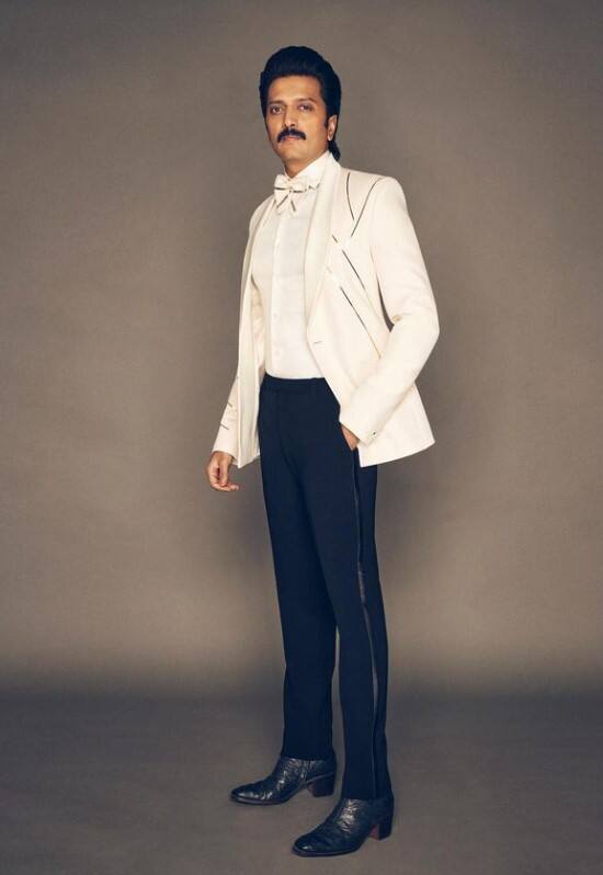 रितेश देशमुख ने भी ट्वीट कर लिखा, “ चंद्रयान3 के लॉन्च के लिए एक्साइटेड - हमारे राष्ट्र के गौरव की कामना करता हूं.इसरो शुभकामनाएं - इसकी सफलता के लिए प्रार्थना. जयहिंद.”