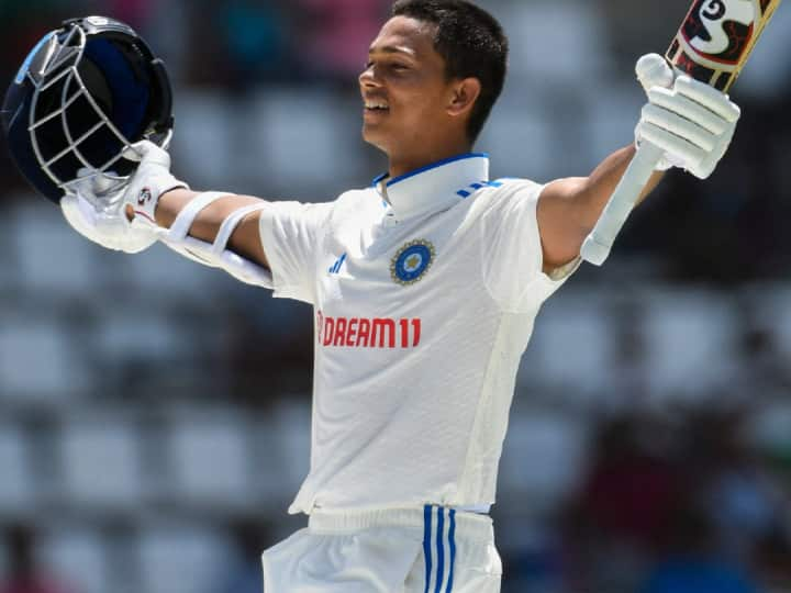 Yashasvi Jaiswal Became 4th Youngest Centurion On Test Debut For India IND vs WI Latest Sports News IND vs WI: टेस्ट डेब्यू में शतक जड़ने वाले चौथे सबसे युवा बल्लेबाज हैं यशस्वी जयसवाल, जानें टॉप पर कौन है?