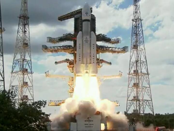 chandrayaan 3 pm narendra modi president murmu tweet on isro space mission marathi news  अंतराळ इतिहासातील सोनेरी दिवस, देशवासियांच्या आशा आणि स्वप्नांची झेप; Chandrayaan 3 च्या यशस्वी उड्डाणावर पंतप्रधान मोदींची प्रतिक्रिया 