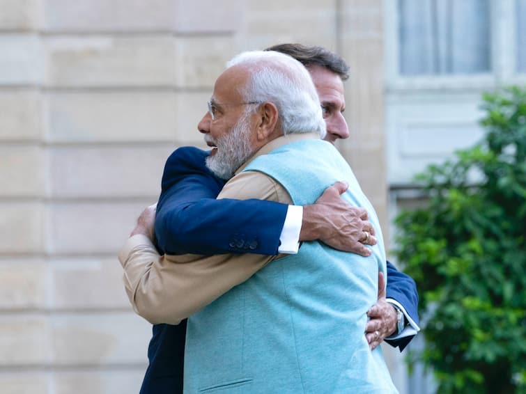 PM Modi France Visit French President Emmanuel Macron Tweets In Hindi Welcoming Narendra Modi 'Paris Mein Hardik Swagat': French President Macron Tweets In Hindi Welcoming PM Modi