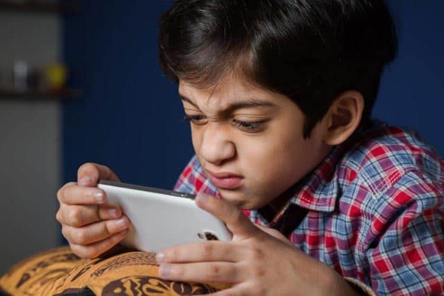 Be careful! If your child also sees a lot of phones, then understand that he has become a victim of autism, know the symptoms of a dangerous disease ਸਾਵਧਾਨ! ਜੇ ਤੁਹਾਡਾ ਬੱਚਾ ਵੀ ਵੇਖਦਾ ਜ਼ਿਆਦਾ ਫੋਨ ਤਾਂ ਸਮਝੋ ਹੋ ਗਿਆ ਔਟਿਜ਼ਮ ਦਾ ਸ਼ਿਕਾਰ, ਜਾਣੋ ਖਤਰਨਾਕ ਬੀਮਾਰੀ ਦੇ ਲੱਛਣ