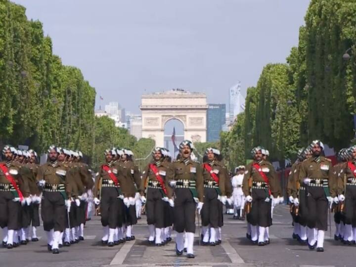 इस दौरान पीएम मोदी के साथ फ्रांस गई भारतीय सेना की टुकड़ी ने भी बैस्टिल दिवस पर मार्च किया. जिसको लेकर फ्रांस के राष्ट्रपति ने कहा, इस 14 जुलाई को, भारत के सैनिक और रफाल लड़ाकू विमान भी हमारे सैनिकों के साथ परेड में शामिल हैं. हम उन लोगों की स्मृति का सम्मान करते हैं जो प्रथम विश्व युद्ध में फ्रांसीसी सेना के साथ मिलकर लड़े थे. हम ये बात कभी भी नहीं भूलेंगे.
