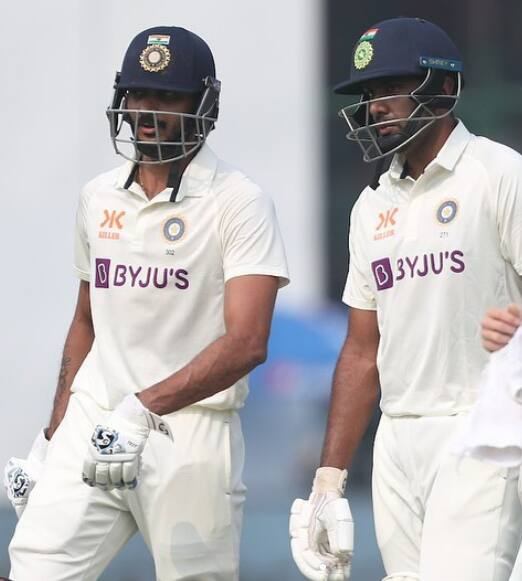 முதல் டெஸ்ட் போட்டி இந்திய நேரப்படி இரவு 7:30 மணிக்கு தொடங்கியது. டாஸ் வென்ற வெஸ்ட் இண்டீஸ் முதல் பேட்டிங் செய்ய தீர்மாணித்தது.