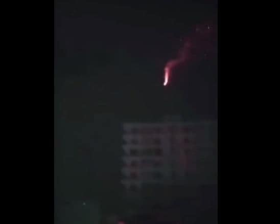 A young man sets fire to a rocket, blast occurs in a neighbor's house, watch the scary video Funny Video: યુવકે રોકેટમાં લગાવી આગ, પાડોશીના ઘરમાં થયો બ્લાસ્ટ, જુઓ ડરામણો વીડિયો