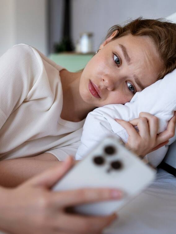 सुबह उठते ही फोन चेक करने से हो सकते हैं ये नुकसान