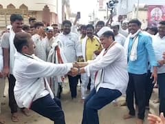 रोहित पवार कर्जतच्या गोदड महाराज यांच्या रथोत्सवात सहभागी; टाळ-मृदुंगाच्या तालावर खेळली पावली अन् फुगडी