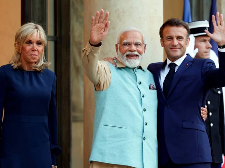 PM Modi at France: पीएम मोदी फ्रांस दौरे पर हैं. ये पीएम मोदी के दौरे का आखिरी दिन था. इस दौरान दोनों समकक्षों के बीच द्विपक्षीय बातचीत हुई. पीएम मोदी ने फ्रांस में भारतीय गिफ्ट भी दिए.