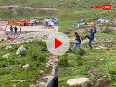 सेल्फी के चक्कर में इस युवक की हुई जमकर कुटाई...टेक ऑफ कर रहे हेलीकॉप्टर के साथ ले रहा था फोटो