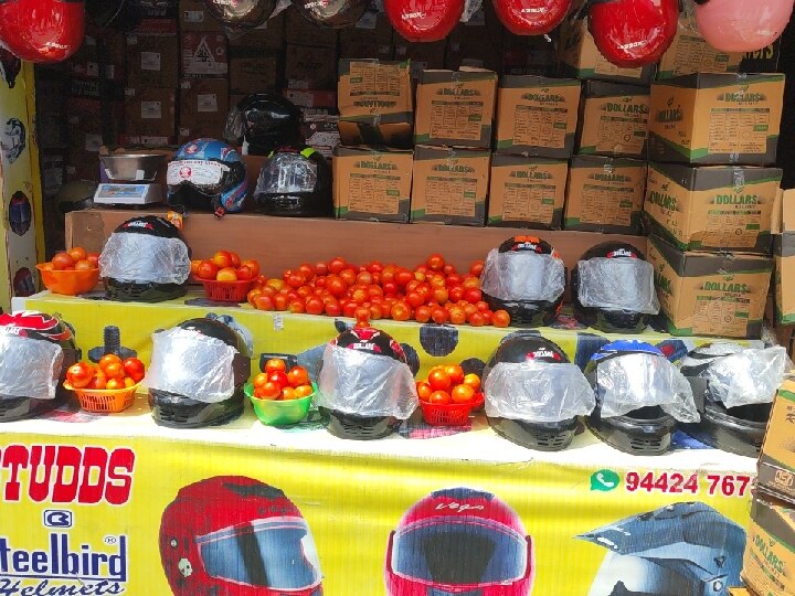 Buy Helmet Get Tomato:  ஒரு ஹெல்மெட் வாங்கினால் ஒரு கிலோ தக்காளி இலவசம் -எங்கு தெரியுமா..?