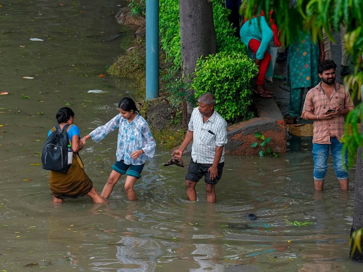 Commuters make their way through the waterlogged ITO road due to the rising water level of Yamuna river following heavy monsoon rains. (Source: PTI)
