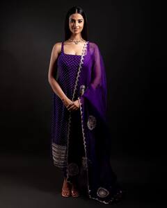 Meenakshi Chaudhary: బ్లూ డైమండ్ లా మెరిసిపోతున్న మీనాక్షి చౌదరి