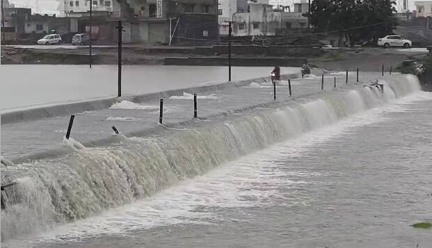 કેશોદના ગ્રામ્ય વિસ્તારોમાં પણ ભારે વરસાદ પડી રહ્યો છે. વાડી વિસ્તારોના રસ્તાઓમાં નદી જેવો માહોલ સર્જાયો છે. ભારે વરસાદને કારમે ચેકડેમ અને તળાવો છલકાઈ ગયા છે.