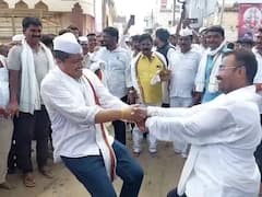 रोहित पवार कर्जतच्या गोदड महाराज यांच्या रथोत्सवात सहभागी; टाळ-मृदुंगाच्या तालावर खेळली पावली अन् फुगडी