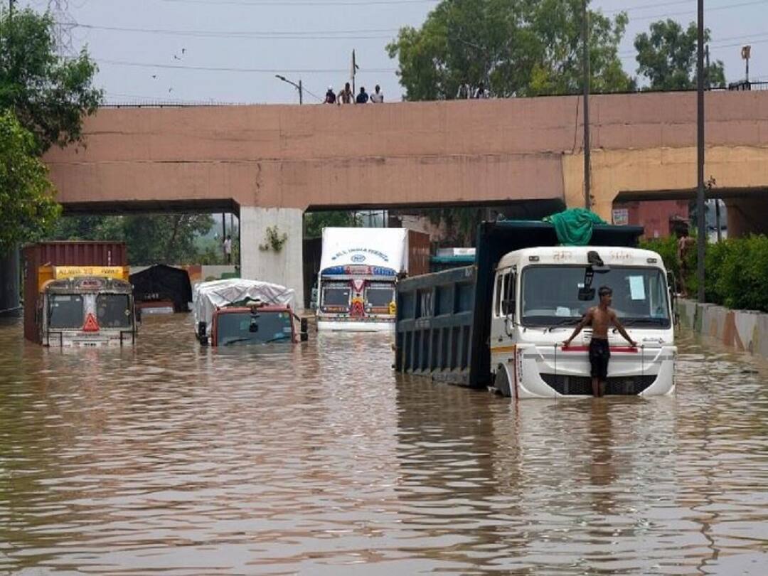 Delhi Flood : आज दिल्लीत मध्यम स्वरुपाच्या पावसाचा अंदाज, यमुनेची पाणी पातळी कमी होण्याची शक्यता; रविवारपर्यंत शाळा महाविद्यालये बंद Delhi Flood Moderate rain forecast in Delhi today imd rain yamuna river Delhi Flood : आज दिल्लीत मध्यम स्वरुपाच्या पावसाचा अंदाज, यमुनेची पाणी पातळी कमी होण्याची शक्यता; रविवारपर्यंत शाळा महाविद्यालये बंद