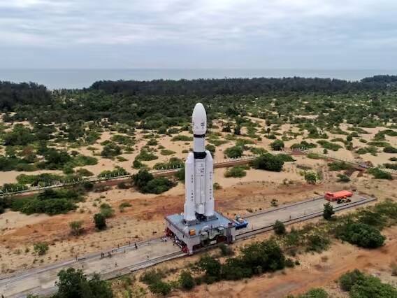 ચંદ્રયાન-3 10 સ્ટેપમાં ચંદ્રની સપાટી પર પહોંચશે. પ્રથમ તબક્કામાં પૃથ્વી-કેન્દ્રિત પ્રવૃત્તિઓ, ખાસ કરીને પૃથ્વી સંબંધિત કાર્યોનો સમાવેશ થાય છે. આ તબક્કામાં ત્રણ તબક્કાઓનો સમાવેશ થાય છે: પ્રી-લૉન્ચિંગ, રૉકેટને અવકાશમાં લૉન્ચ કરવું અને લઈ જવું અને ચંદ્રયાન-3નું પૃથ્વીની આસપાસની વિવિધ ભ્રમણકક્ષાઓ દ્વારા સંચાલન. આ તબક્કા દરમિયાન ચંદ્રયાન-3 બીજા તબક્કામાં આગળ વધતા પહેલા ચારેય દિશામાં પૃથ્વીની આસપાસ લગભગ છ પરિક્રમા કરશે.